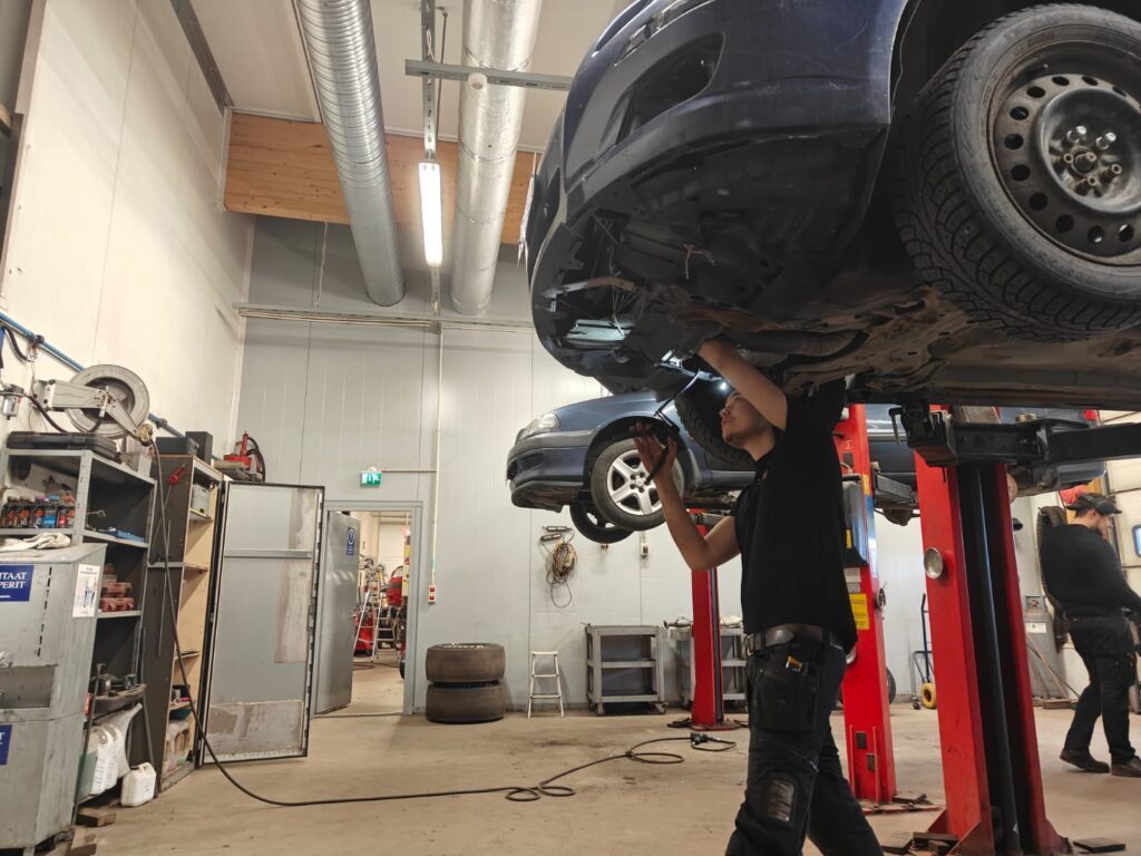 Auto savuttaa – mitä pakoputkesta tulevan savun väri voi kertoa?